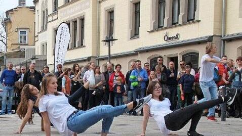 Tanz am Albertsplatz. Noch liegt der Brunnen trocken. Foto: Simone Bastian