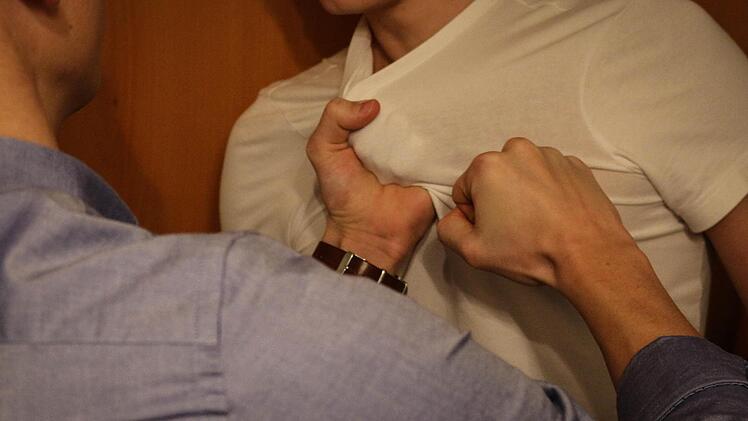 Die Vorfälle am 1. Mai an der Kieswäsch haben inzwischen eine neue Dimension angenommen - jetzt ermittelt die Polizei wegen versuchter Tötung.Offenbar ist ein Streit um eine Flasche Bier eskaliert. Foto: Symbolbild Christopher Schulz