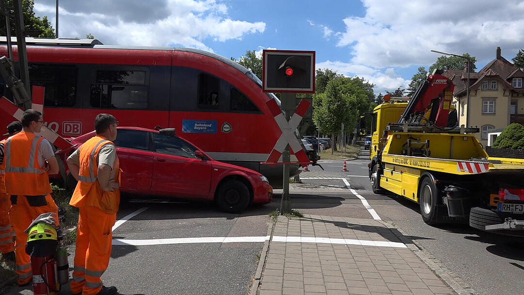 Warnleuchten Ÿbersehen: Auto wird von Zug erfasst - Fahrer erleidet schwerste Verletzungen - Bahnstrecke fŸr lŠngere Zeit gesperrt - Gutachter eingesetzt