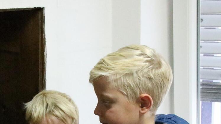 Schichtwechsel: Für die zweite Kinovorführung des Nachtmittags übernehmen Levin (rechts) und sein Bruder Milan den Technikraum.