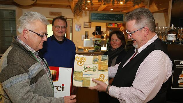 Helmut Pfefferle (r.) verabschiedet  Eustach Kern (l.) und Veronika Greif_ dazwischen Georg H&ouml;tzelein