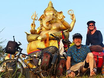 Im Zeichen von Ganesha: Am frühen Morgen treffen die Wagners in Thailand auf den wunderschönen Elefantengott.privat