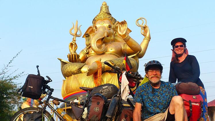 Im Zeichen von Ganesha: Am frühen Morgen treffen die Wagners in Thailand auf den wunderschönen Elefantengott.privat