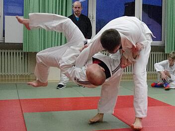 Jens (l.) und Marko Bauersachs (r.) beim Training in Reitsch. Trainer Alfred Busse (hinten) beobachtet die Ausführung dieses Wurfs. Foto: Marco Meißner
