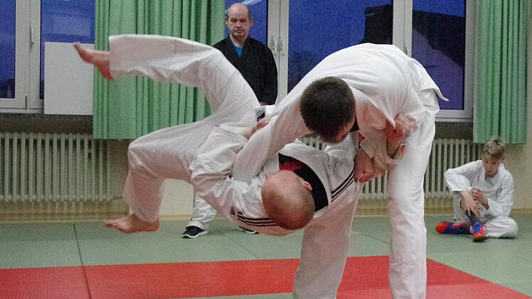Jens (l.) und Marko Bauersachs (r.) beim Training in Reitsch. Trainer Alfred Busse (hinten) beobachtet die Ausführung dieses Wurfs. Foto: Marco Meißner