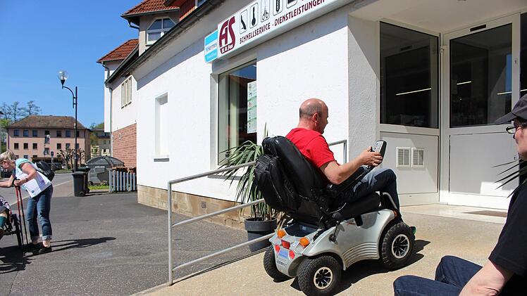 ...mit einem Elektro-Rollstuhl hingegen, ebenfalls eine Kassenleistung, ist diese Steigung machbar. Foto: Julia Raab