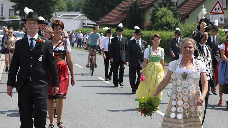 Der Schützenumzug in Wallenfels war farbenprächtig. Foto: Michael Wunder