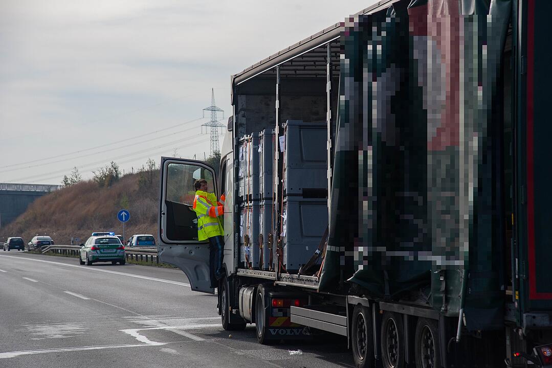 Tödlicher Unfall auf der A3: Stauende übersehen - Kleinlaster prallt mit voller Wucht auf Lkw