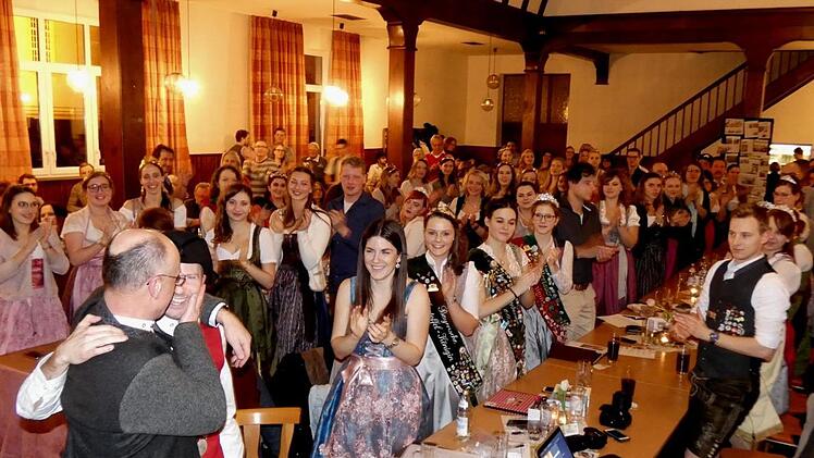 Stehenden Beifall gab es bei der Verabschiedung von Sebastian Gocker als Bierprinzen.