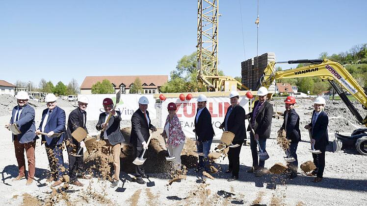 Mit einem Wurf Sand wurde der offizielle Spatenstich vollzogen. Und zwar von: von links: Uwe Conrad,  Claus Bittenbrünn,  Wilhelm Schneider,  Gerd Schuster, Hartmut Koschyk, Caroline Güldner, Alexander Faust, Peter Hohlweg, Alexander Krauser, Tobias Kottara, Marcus Engel (von links).