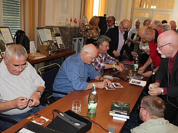 Richtiger Tag. Richtiger Saal. Richtig gut! Ansturm bei der Autogrammstunde im Kuppelsaal Fotos: Werner Vogel