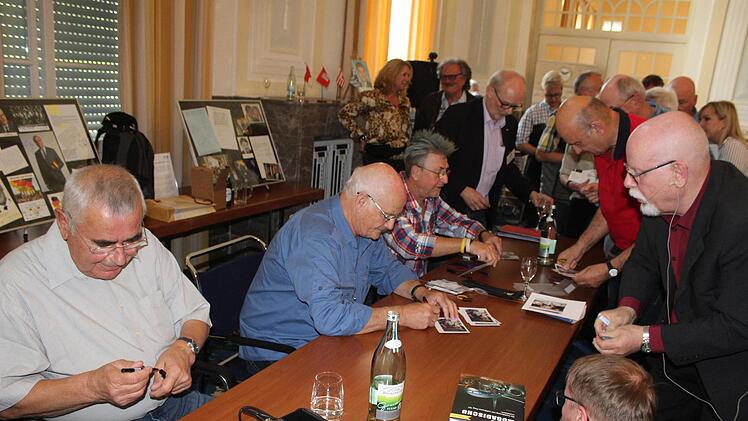 Richtiger Tag. Richtiger Saal. Richtig gut! Ansturm bei der Autogrammstunde im Kuppelsaal Fotos: Werner Vogel