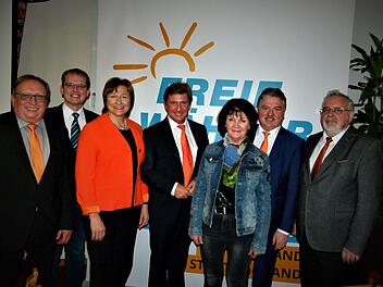 Die Spitzenkandidatinnen und - kandidaten der FW-Kreistagsliste: (von links) Dieter Schaar, Ralf Hartnack, Anita Sack, FW-Kreisvorsitzender Rainer Ludwig, Beate Opel, Landrat Klaus Peter Söllner und Klaus Förster. Foto: Werner Reißaus