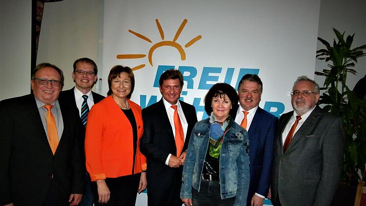 Die Spitzenkandidatinnen und - kandidaten der FW-Kreistagsliste: (von links) Dieter Schaar, Ralf Hartnack, Anita Sack, FW-Kreisvorsitzender Rainer Ludwig, Beate Opel, Landrat Klaus Peter Söllner und Klaus Förster. Foto: Werner Reißaus