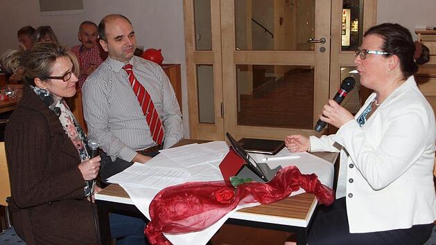 Bei einem lustigen Sketch mimte Diana Witzgall (rechts) eine Mitarbeiterin einer Eheberatung, von der sich ein Ehepaar (Angela Wagner und G&uuml;nther Lorenz) beraten lie&szlig;.Alfred Thieret