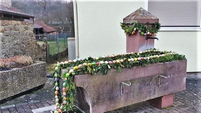 Nach einem Jahr Pause gibt es wieder einen Osterbrunnen in Kleinbrach. Foto: Louis Pörtner