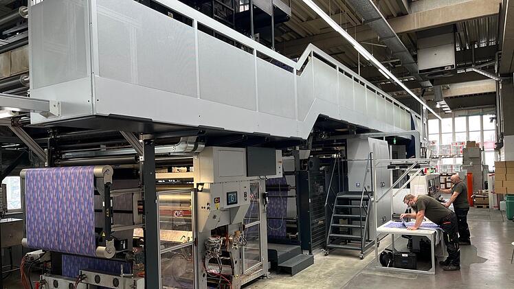 Geschenkpapierdruck bei Zöwie in Neustadt. Andreas Luther (vorne) und Andreas Ender überwachen die Produktion. Maximilian Popp/Zöwie