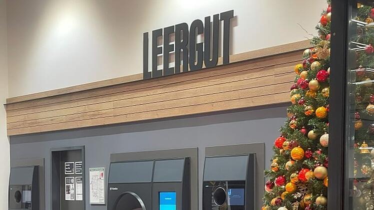 Leergutautomat in Edeka Hallstadt: moderner XXL-Rückgabeautomat neben einem festlich geschmückten Weihnachtsbaum.