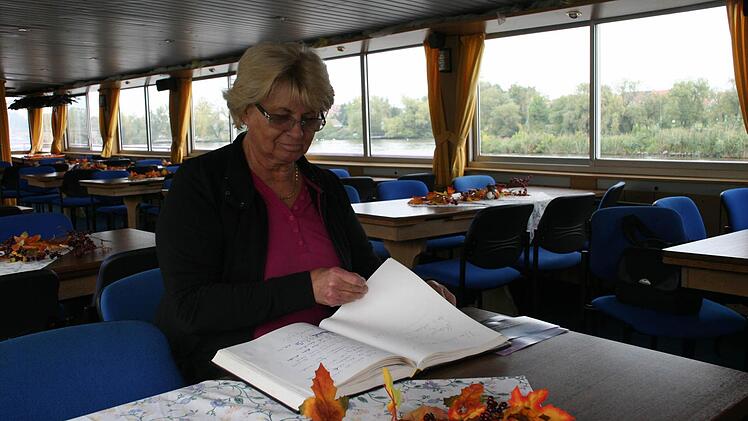 Die Stühle sind leer: Viel zu oft ist das Schiff in seiner ersten Saison leer oder mit ganz wenigen Passagieren zwischen Kitzingen und Marktbreit gefahren. Helen Popp sitzt alleine im Gastraum und blättert im Gästebuch. Die Einträge belegen: Wer dabei war, hatte viel Spaß.