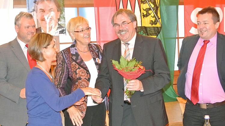 Glückwünsche für den Landratskandidaten Bernhard Ruß, von links, SPD-Bürgermeisterkandidat für Ebern, Jürgen Hennemann, Schriftführerin Nicole Meyer, die frühere Bundestagsabgeordnete Susanne Kastner sowie SPD-Kreisvorsitzender Wolfgang Brühl.  Fotos: Brigitte Krause