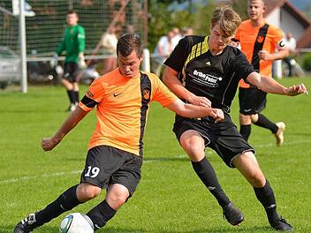 Marco Schmitt (links) war mit dem SC Gremsdorf zwar spielerisch unterlegen, durch geschickt ausgespielte Angriffe reichte es aber dennoch für einen Sieg. Foto: Picturedreams