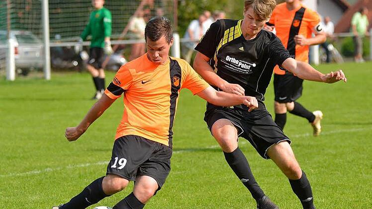 Marco Schmitt (links) war mit dem SC Gremsdorf zwar spielerisch unterlegen, durch geschickt ausgespielte Angriffe reichte es aber dennoch für einen Sieg. Foto: Picturedreams