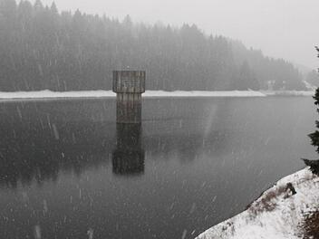 Es schneit in den See der Ködeltalsperre. Nach einem Tiefstand im Sommer 2014 füllt sich das Trinkwasserreservoir derzeit wieder sehr gut mit Schmelz- oder Niederschlagswasser.  Foto: Michael Wunder