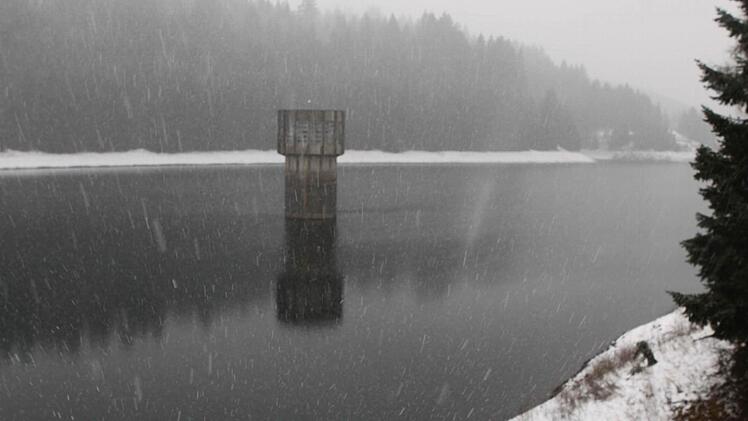 Es schneit in den See der Ködeltalsperre. Nach einem Tiefstand im Sommer 2014 füllt sich das Trinkwasserreservoir derzeit wieder sehr gut mit Schmelz- oder Niederschlagswasser.  Foto: Michael Wunder