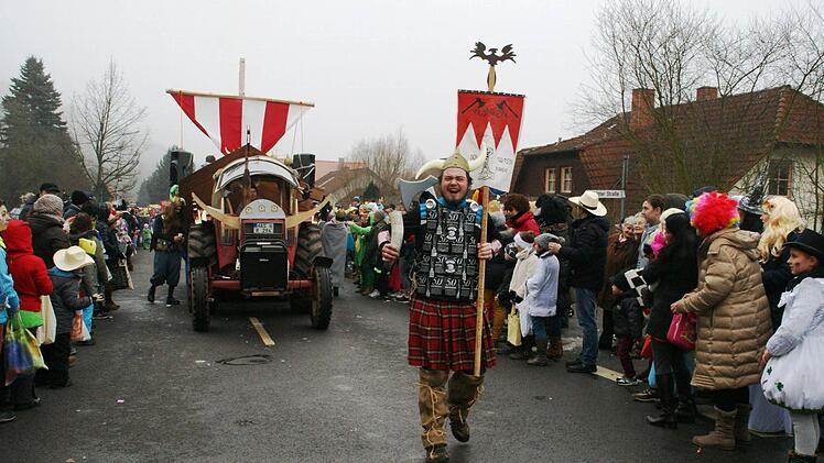 Die Bier-Wikinger aus Oberschleichach fielen in Neuschleichach ein. Foto: Sabine Weinbeer