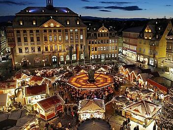 Blick auf den Coburger Weihnachtsmarkt: Stadtratsmitglied Dominik Sauerteig (SPD) hatte unter anderem vorgeschlagen, die Buden über Heiligabend hinaus stehen zu lassen, um einen Glühweinausschank durch Vereine zu ermöglichen. Das aber lehnen die Beschicker ab. Foto:Rainer Brabec/CT-Archiv