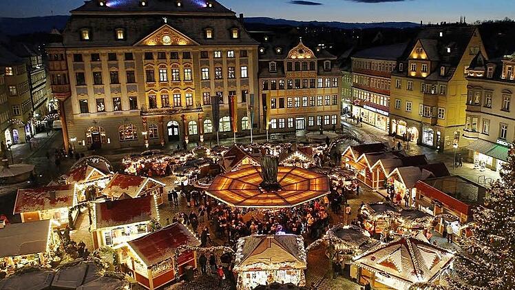 Blick auf den Coburger Weihnachtsmarkt: Stadtratsmitglied Dominik Sauerteig (SPD) hatte unter anderem vorgeschlagen, die Buden über Heiligabend hinaus stehen zu lassen, um einen Glühweinausschank durch Vereine zu ermöglichen. Das aber lehnen die Beschicker ab. Foto:Rainer Brabec/CT-Archiv