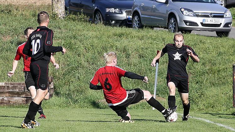 Foul des SClers Christian Krümmer (M.) an Patrick Ochs; links der Stübiger Georg Schmitt (Nr. 10).