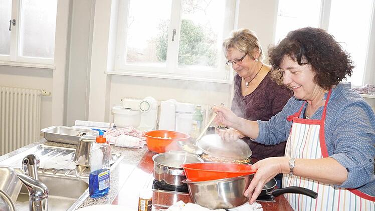 In Aktion: Thea Dinkel aus Unterweißenbrunn (vorn) und ihre Schwägerin Irmgard Federlein aus Burglauer haben handgemacht Kartoffelgnocchi im Topf. Foto: Marion Eckert