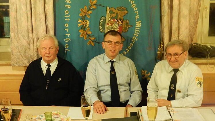 Der Vereinsvorsitzende Dieter Porisch (Mitte), seit 1991 erster Vorsitzender, im Kreis der ausgeschiedenen Richard Hermann (l.) und Werner Hofmann, vor der im Gründungsjahr 1926 geweihten Vereinsfahne. Foto: Reinhard Löwisch
