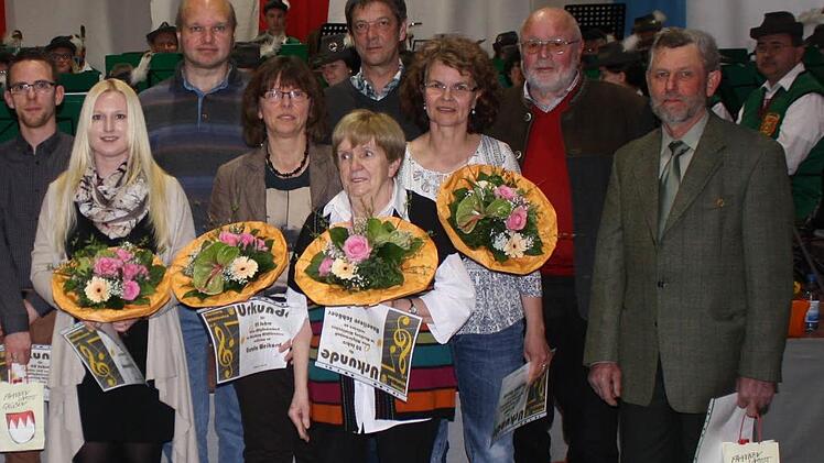 Ausgezeichnet wurden Mitglieder, die dem Musikverein seit vielen Jahren die Treue halten. Foto: Anke Gundelach