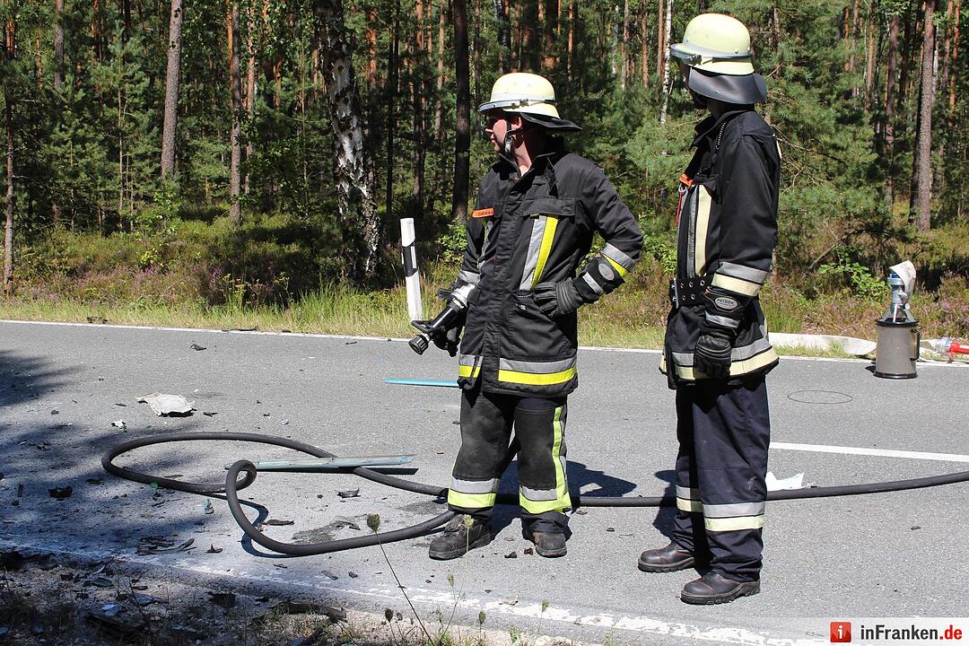 Frontalcrash fordert zwei Tote - Auto geht in Flammen auf