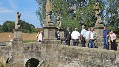 Auf der Brücke diskutierten die Kreisräte mit Landrat Wilhelm Schneider und Tiefbau-Leiter Alfons Schanz die Sanierung.  Fotos: Günther Geiling
