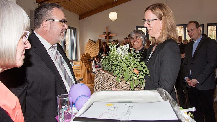 Volker Griedel vom Kirchenvorstand aus Verden wünschte Stefanie Ott-Frühwald einen guten Anfang im Dekanat Michelau. Foto: Klaus Gagel