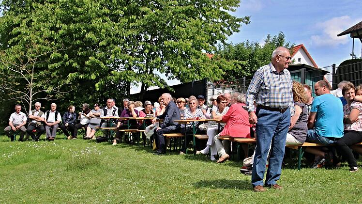 Gut besucht war das Volksliedersingen, das hinter der Kirche im "satten Grün" stattfand.
