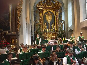 Der  Musikzug Wildflecken absolvierte seinen Erstauftritt in der festlich geschmückten Klosterkirche. Foto; Regina Rinke