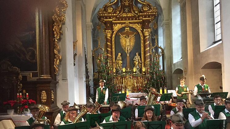 Der  Musikzug Wildflecken absolvierte seinen Erstauftritt in der festlich geschmückten Klosterkirche. Foto; Regina Rinke