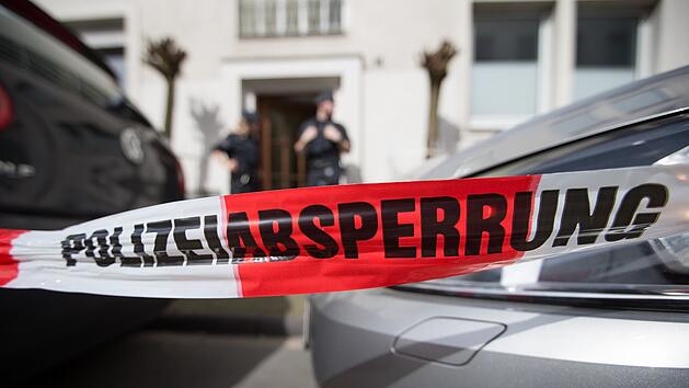 Grausiger Fund in Mehrfamilienhaus - Drei kleine Kinder und Mann (37) tot in Wohnung entdeckt