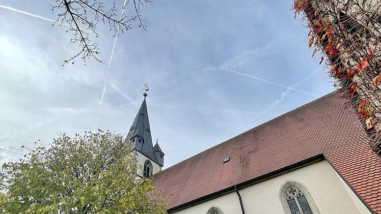 Für die Reparatur des Daches an der Kirche in Breitenbach gibt die Gemeinde Oberleichtersbach zehn Prozent Zuschuss. Foto: Sebastian Schmitt