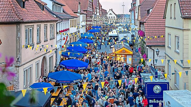 Der Eberner Marktplatz wird wieder f&uuml;r drei Tage zur Festmeile.