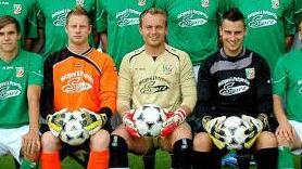 Beim offiziellen Mannschaftsfoto zur Runde 2013/14 saß Jan Nirsberger (links) noch zusammen mit seinen Torhüter-Kollegen Irnes Husic und Julian Beßler auf der Bank. Am Dienstagabend wechselte Nirsberger kurz vor der Runde zum Liga-Konkurrenten TSV Kleinrinderfeld. Foto: TSV Abtswind