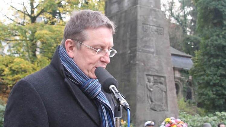 "Die Toten brauchen keine Fahnen, aber Gedächtnis", mahnte Oberbürgermeister Henry Schramm und warnte vor dem Vergessen.