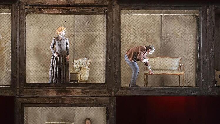 Von oben: Cristoph Stephinger (Wesener), Hanna Schwarz (Weseners alte Mutter), Heike Grötzinger (Stolzius' Mutter), Michael Nagy (Stolzius), Okka von der Damerau (Charlotte), Daniel Brenna (Desportes), und Barbara Hannigan (Marie)