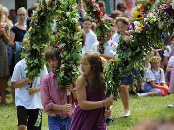 Der Bogentanz der vierten Klassen (links) ist einer der Höhepunkte beim Thurnauer Gregoriusfest. Fotos: Katharina Müller-Sanke