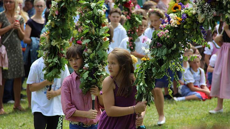 Der Bogentanz der vierten Klassen (links) ist einer der Höhepunkte beim Thurnauer Gregoriusfest. Fotos: Katharina Müller-Sanke