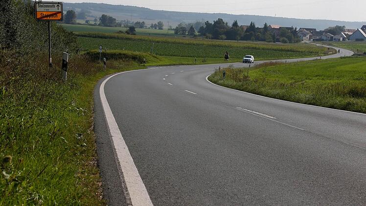 An dieser Stelle, kurz vor dem Ortsausgang von Steppach, kam es im Februar zu dem schweren Motorradunfall. Foto: Matthias Hoch